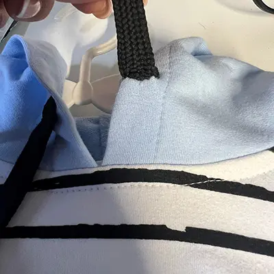 Foto uit de officiële melding: Ilona Wojcik Kinderhoodie — risico: Verwurging