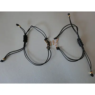 Foto aus der offiziellen Meldung: CAINCAY Freundschaftsarmband mit Schmetterling Armband, 2 Stück Farbe Freundschaftsarmband Damen Bes — Risiko: Chemikalie