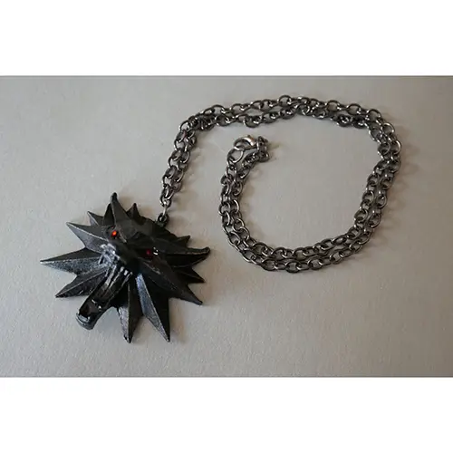 Foto dell’avviso ufficiale: Witcher 3 Wild Hunt, 3 Stück Witcher Merchandise umfasst Herren Hexer Medaillon Halskette Hexer Wolf Set di gi — rischio: Rischio chimico