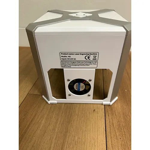 Foto aus der offiziellen Meldung: Bisofice Lasergraviermaschine — Risiko: Sehschaden