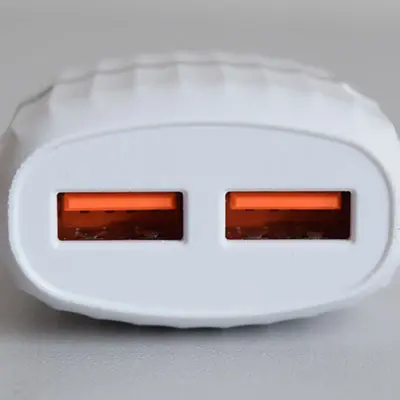Foto aus der offiziellen Meldung: TREQA UNIVERSAL TRAVEL CHARGER / LARGE POWER USB-Ladegerät — Risiko: Elektrischer Schlag