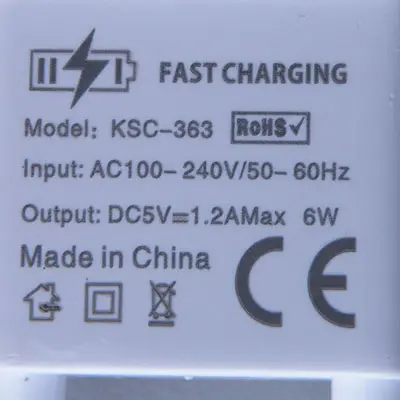 Foto aus der offiziellen Meldung: KAKU Hálózati töltő univerzális USB-C 2/2,1A USB-Ladegerät — Risiko: Elektrischer Schlag