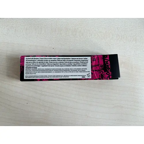 Foto aus der offiziellen Meldung: Pat McGrath Labs Crayon à Lèvres et Taille-crayon Lippenliner — Risiko: Chemikalie & Umwelt