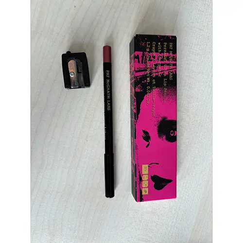 Foto aus der offiziellen Meldung: Pat McGrath Labs Crayon à Lèvres et Taille-crayon Lippenliner — Risiko: Chemikalie & Umwelt