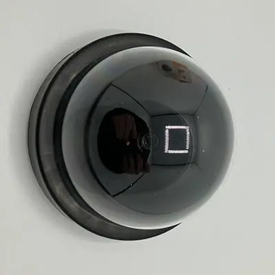 Foto uit de officiële melding: Dummy camera — risico: Milieu