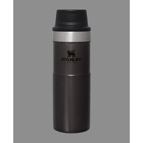 Foto aus der offiziellen Meldung: Stanley Switchback Travel Mug; Trigger Action Travel Mug Reisebecher — Risiko: Verbrennungen
