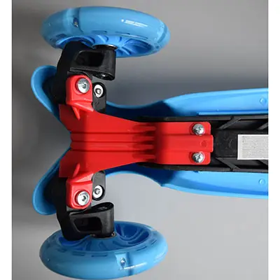 Foto aus der offiziellen Meldung: 3 Wheels Light Up Kids Scooter Spielzeugroller — Risiko: Verletzungen