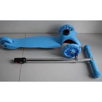 Foto aus der offiziellen Meldung: 3 Wheels Light Up Kids Scooter Spielzeugroller — Risiko: Verletzungen