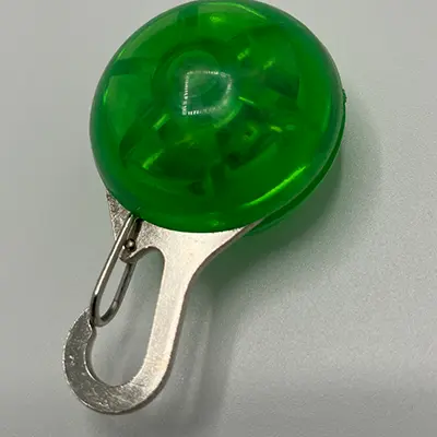 Photo de l’avis officiel: LED clip-on pet safety light for you and your dog Feu de sécurité — risque: Environnement