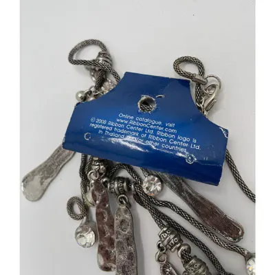 Photo de l’avis officiel: Ribbon Center Necklace Collier — risque: Risque chimique & Environnement
