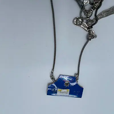Photo de l’avis officiel: Ribbon Center Necklace Collier — risque: Risque chimique & Environnement