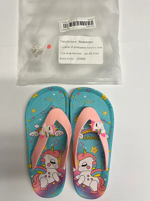Photo from the official notice: Unicorn flipflop sandals Avslappede søte tegneserie flipflops for jente children's flip-flops — chemical risk