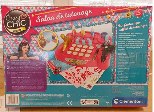 Photo de l’avis officiel: Clementoni Crazy Chic Beauty Salon de Tatouage Kit de tatouage de jouet — risque: Risque chimique