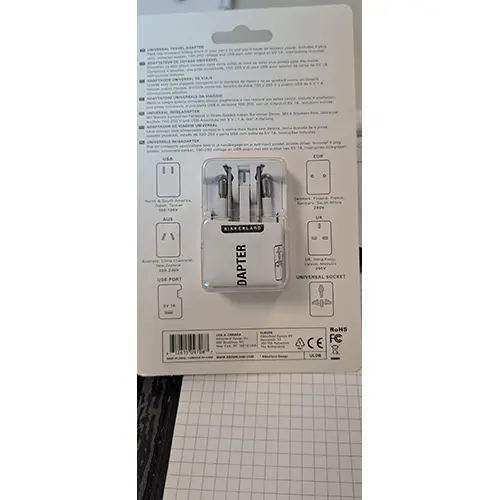Foto aus der offiziellen Meldung: KIKKERLAND UNIVERSAL TRAVEL ADAPTER Reiseadapter — Risiko: Elektrischer Schlag