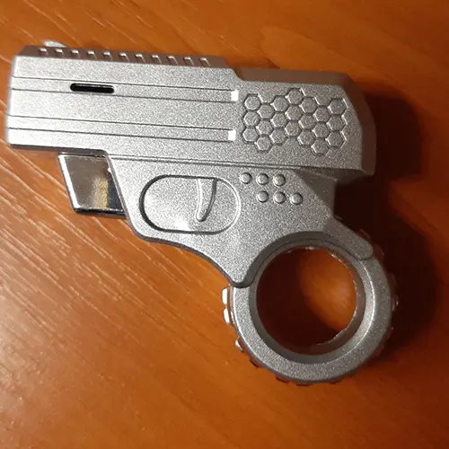 Photo from the official notice: Zapalovač neobvyklého tvaru pistolka novelty lighter — burns risk