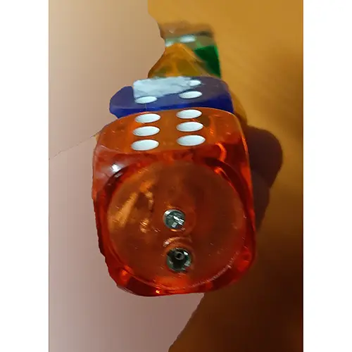 Photo from the official notice: Zapalovač neobvyklého tvaru z pěti hracích kostek novelty lighter — burns risk