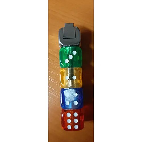 Photo from the official notice: Zapalovač neobvyklého tvaru z pěti hracích kostek novelty lighter — burns risk