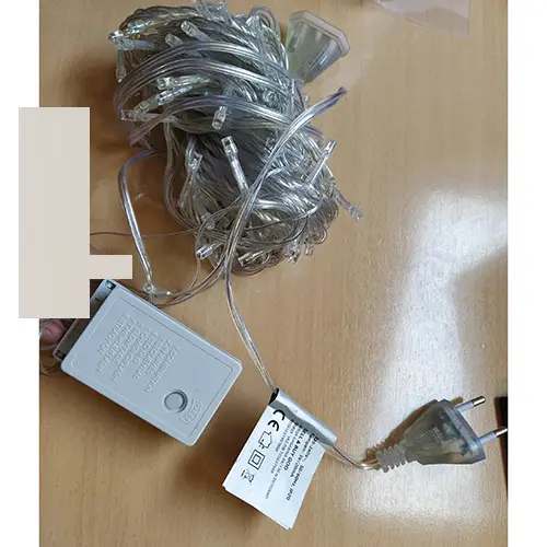 Foto uit de officiële melding: Starpie LED_ES LÁMPASOROK 100L/9M Verlichtingsketting — risico: Elektrische schok