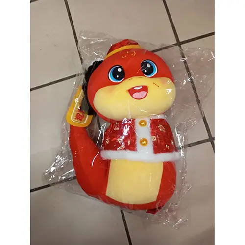 Photo from the official notice: LAMABT Peluche serpent soft toy — choking & suffocation risk