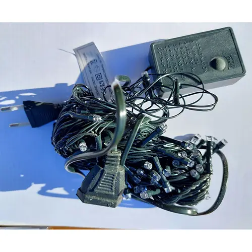 Foto aus der offiziellen Meldung: WESOLYCH SWIAT / LAMPKI CHOINKOWE LED 100 8M Beleuchtungskette — Risiko: Elektrischer Schlag