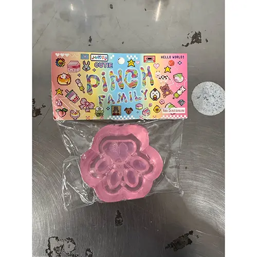 Foto do aviso oficial: Cat's Paw Pinch Squeeze Toy Limo do brinquedo — risco: Engasgamento