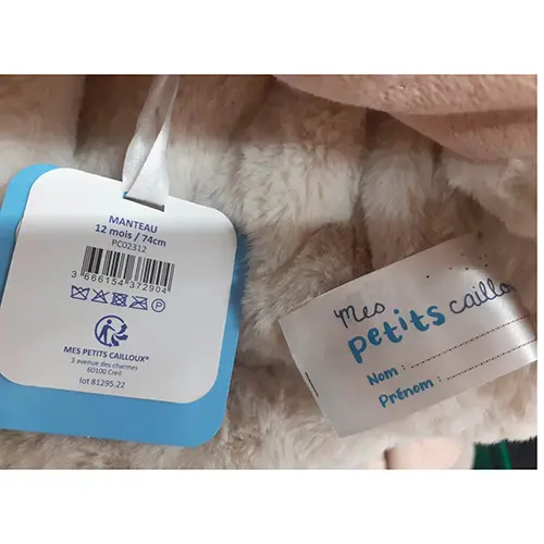 Foto uit de officiële melding: Mes petits cailloux MANTEAU AVEC CAPUCHE FAUSSE FOURRURE 6/ 36M Kinderjas — risico: Verstikking door inslikken