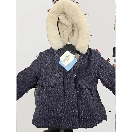 Foto uit de officiële melding: Mes petits cailloux MANTEAU AVEC CAPUCHE FAUSSE FOURRURE 6/ 36M Kinderjas — risico: Verstikking door inslikken