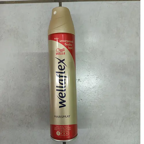 Foto aus der offiziellen Meldung: Wella unsurpassed flexible hold wellaflex HAIRSPRAY Haarspray — Risiko: Chemikalie