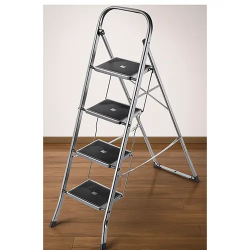 Foto uit de officiële melding: eurogold Steel step ladder SUPER MAX 4 Stapladder — risico: Verwonding
