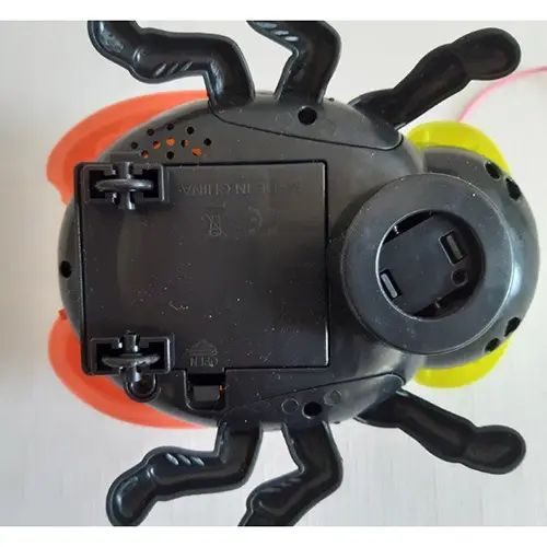 Foto uit de officiële melding: LOVER1 Children's toy – insect for dragging Speelgoed op batterijen — risico: Verstikking door inslikken