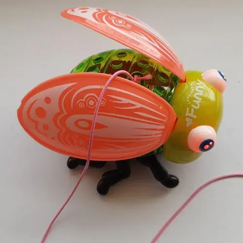 Foto uit de officiële melding: LOVER1 Children's toy – insect for dragging Speelgoed op batterijen — risico: Verstikking door inslikken