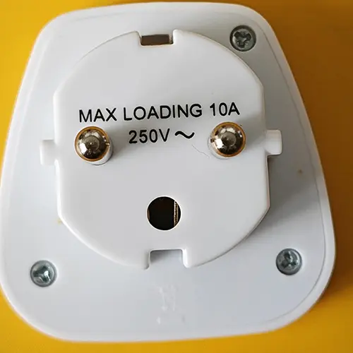 Foto do aviso oficial: LECHPOL Universal travel adapter Adaptador de viagem — risco: Choque elétrico