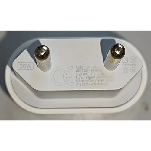 Foto aus der offiziellen Meldung: Salcomp USB-C 20W Power adapter Netzteil — Risiko: Elektrischer Schlag