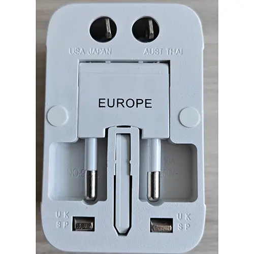 Foto do aviso oficial: Universal travel adapter Adaptador de viagem — risco: Choque elétrico
