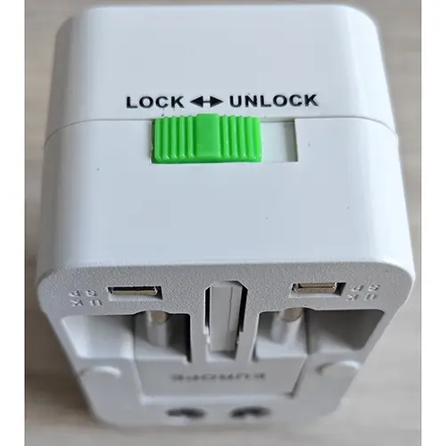 Foto do aviso oficial: Universal travel adapter Adaptador de viagem — risco: Choque elétrico