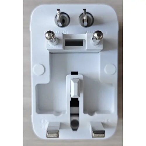 Foto do aviso oficial: Universal travel adapter Adaptador de viagem — risco: Choque elétrico
