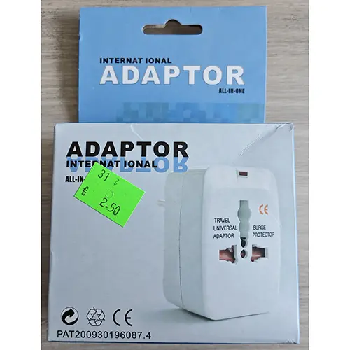 Foto do aviso oficial: Universal travel adapter Adaptador de viagem — risco: Choque elétrico