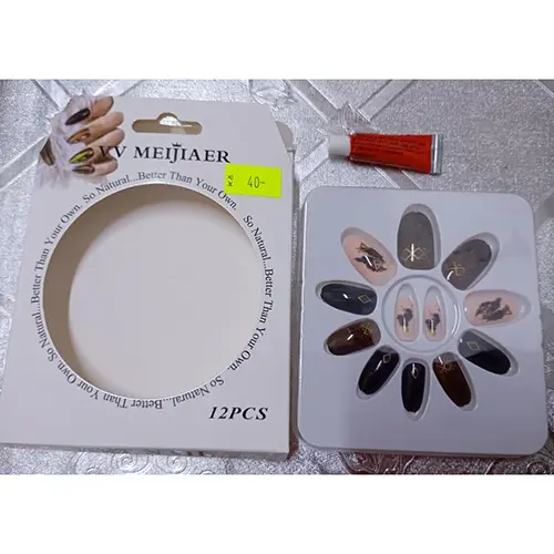 Foto del aviso oficial: VV MEIJIAER VV MEIJIAER 12 Designer Nails Set Uñas falsas con pegamento — riesgo: Riesgos químicos