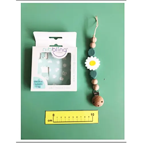 Foto aus der offiziellen Meldung: Nibbling Daisy White Schnullerhalter — Risiko: Ersticken