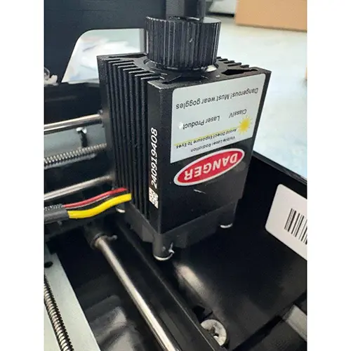 Photo de l’avis officiel: HomdMarket Graviermaschine, mit 8*8 cm Arbeitsbereich für Anfänger Machine de gravure laser — risque: Dommages à la vue