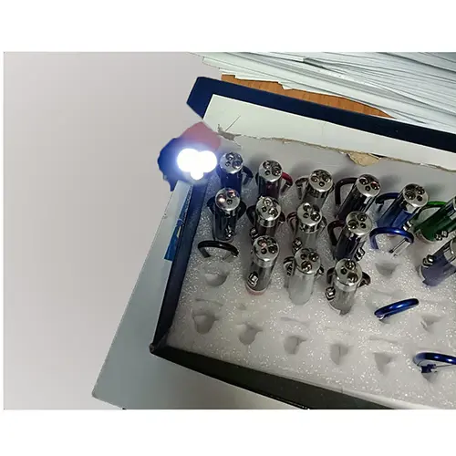 Foto aus der offiziellen Meldung: 2 in 1 Laser e luce Laserpointer — Risiko: Verbrennungen & Sehschaden (SR/03147/25)
