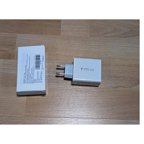 Foto aus der offiziellen Meldung: HONGYEE Adapter Fast Charge 3.0 USB-Ladegerät — Risiko: Elektrischer Schlag & Feuer