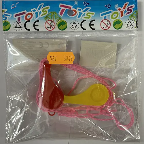 Photo de l’avis officiel: Jeu de sifflets pour jouets — risque: Étouffement & Lésions auditives