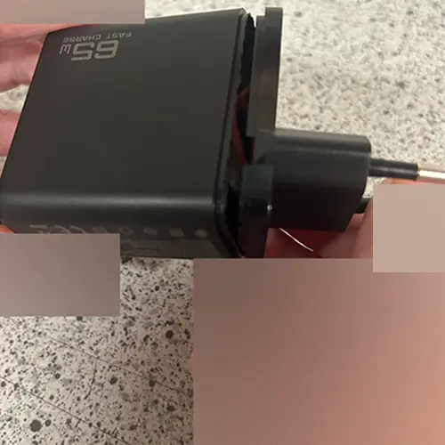 Foto aus der offiziellen Meldung: Power Adapter Netzteil — Risiko: Elektrischer Schlag