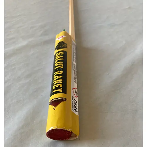 Photo de l’avis officiel: Krudtteltet.dk Salut Raket Feux d'artifice — risque: Brûlures & Dommages à la vue