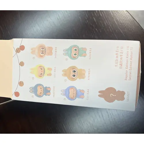 Foto dell’avviso ufficiale: Pop Mart (COUNTERFEIT) The Monsters - Have A Seat Vinyl Plush Blind Box Portachiavi — rischio: Ostruzione delle vie aeree
