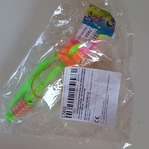 Foto do aviso oficial: Flashing Light Slingshot Estilingue intermitente do brinquedo — risco: Químico & Engasgamento