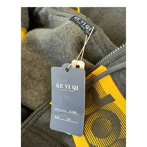 Foto uit de officiële melding: KE YI QI Kinderkledingset — risico: Verwurging