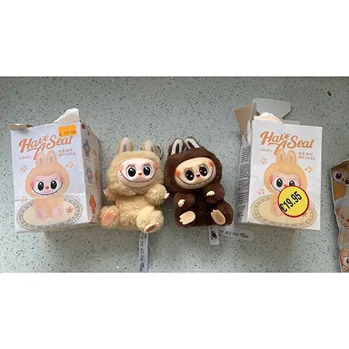 Foto do aviso oficial: Pop Mart (COUNTERFEIT) Have A Seat Labubu Brinquedo macio — risco: Engasgamento