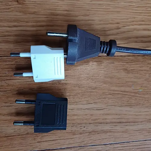 Foto do aviso oficial: Adaptador de viagem — risco: Choque elétrico (SR/04059/25)